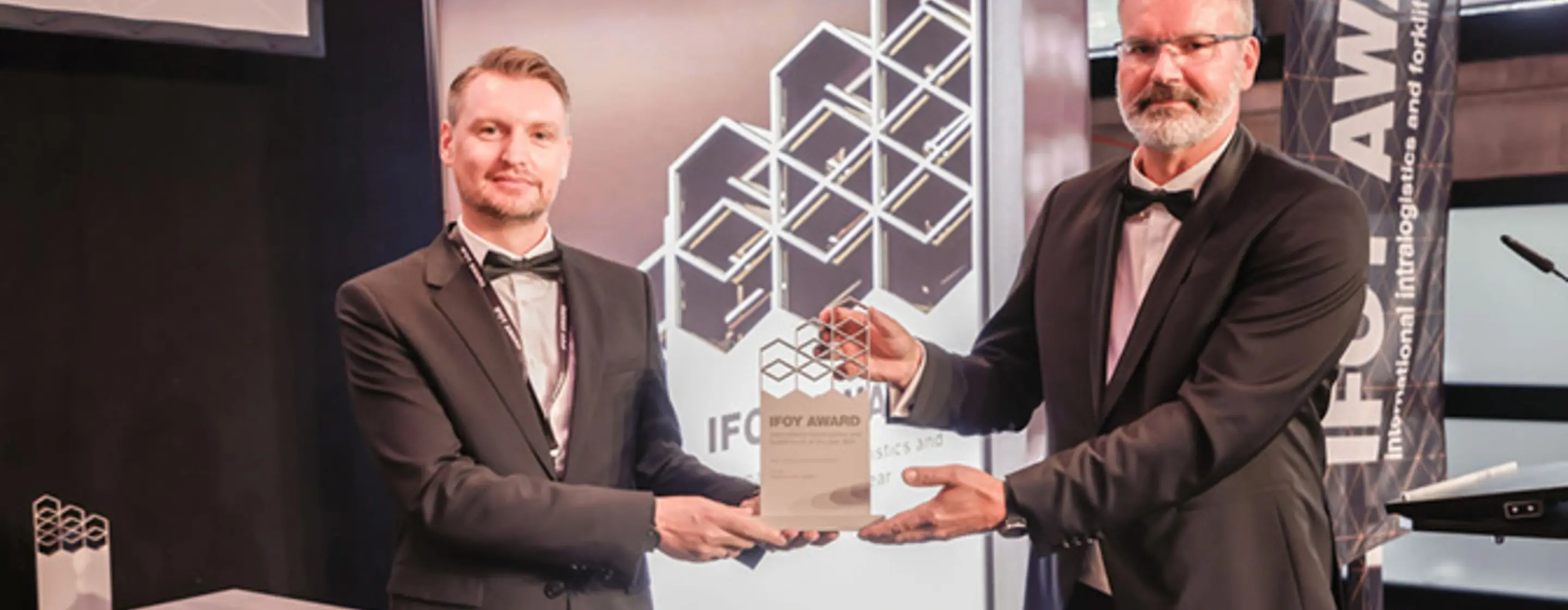 202107-idealworks’ iw.hub gewinnt IFOY AWARD 2021-2880x1120